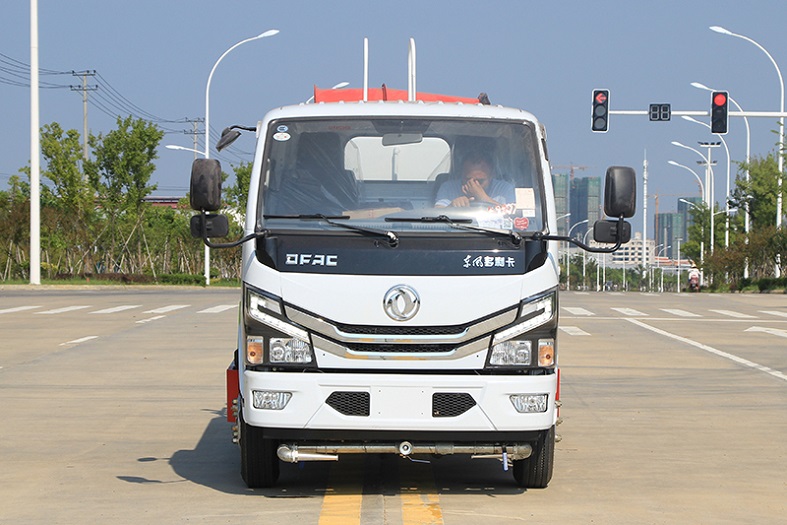 東風(fēng)小多利卡5噸噴霧灑水車