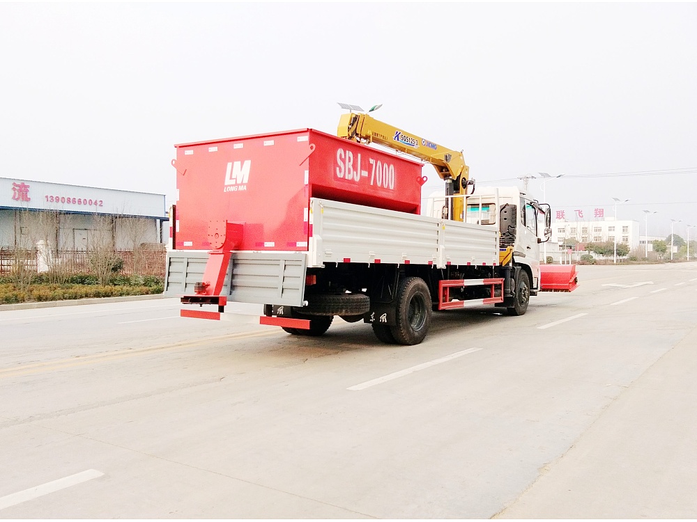 東風(fēng)天錦多功能掃雪車(chē)帶起重機(jī)