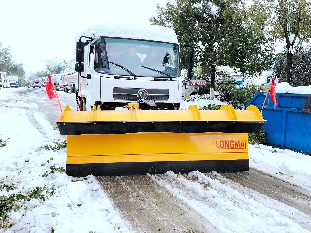 東風(fēng)天錦多功能抑塵除雪車