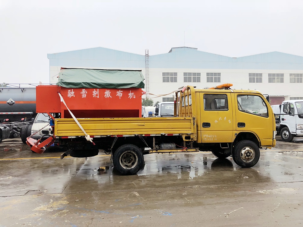 東風(fēng)雙排座貨車(chē)帶融雪劑撒布機(jī)